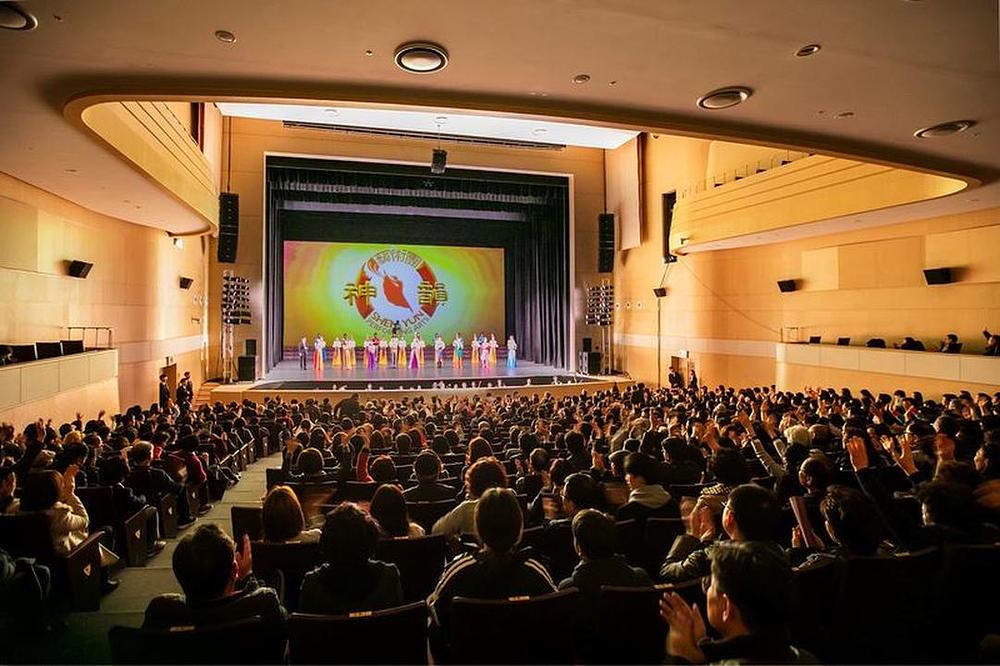 Poziv umjetnicima Shen Yun World Company da izađu pred pozorišnu zavjesu u prepunoj dvorani u Gangneungu, Južna Koreja, 24. marta.