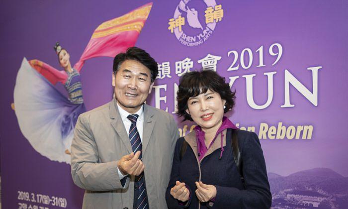 Kang Sang-tae, član i potpredsjednik Gradskog vijeća Seongnama, i njegova supruga u Umjetničkom centru Gyeonggi u Suwonu, Južna Koreja, 21. marta.