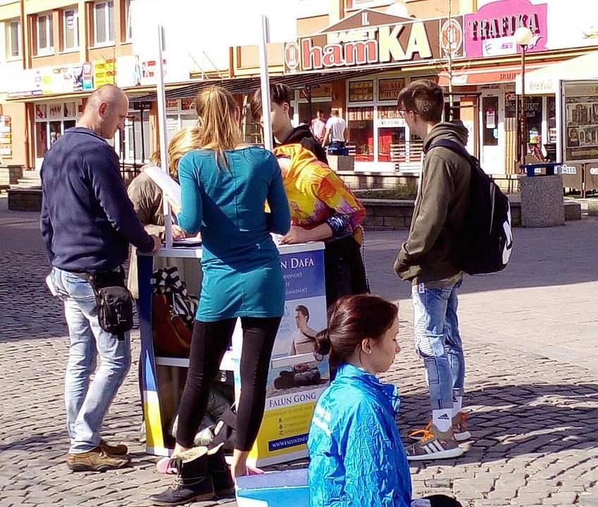 Prolaznici potpisuju peticiju za podršku Falun Gongu