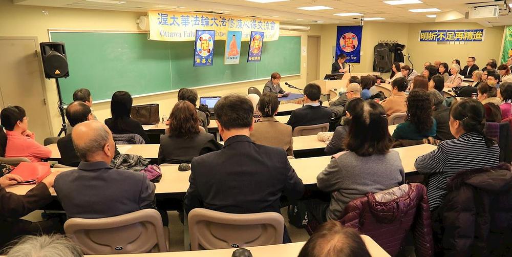 Falun Dafa praktikanti iz Ottave su se okupili da razmijene iskustva o kultivaciji u kampusu univerziteta u Ottawi u nedjelju 7. aprila.