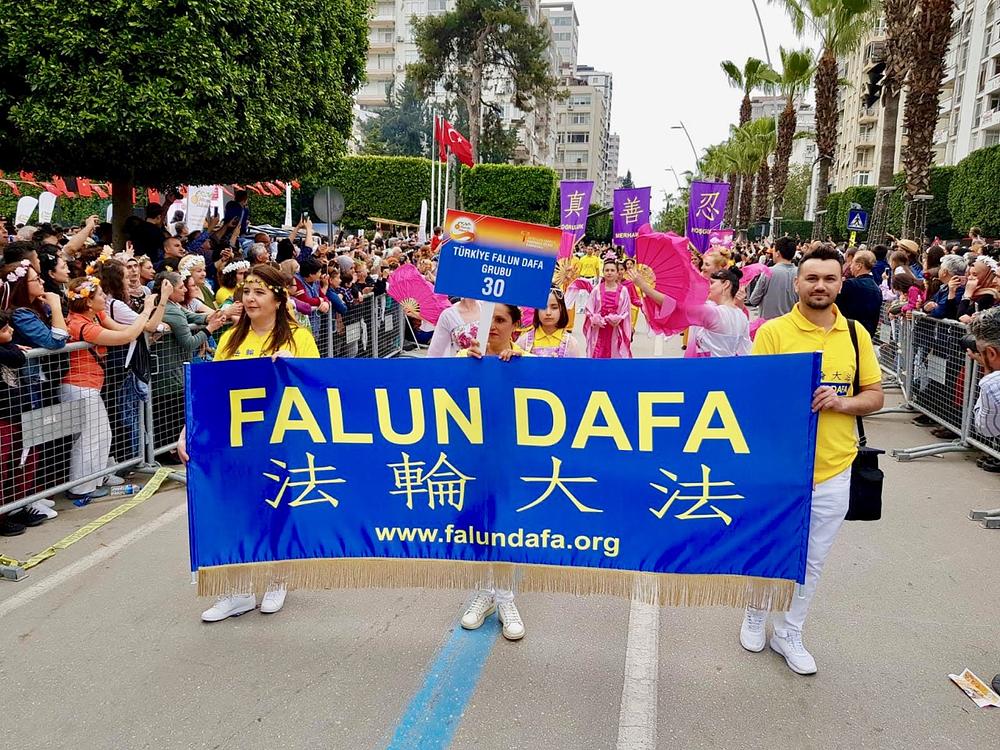  Posjetitelji gledaju povorku na paradi Festivala narančinog cvijeta održanoj u gradu Adana 6. aprila 2019.