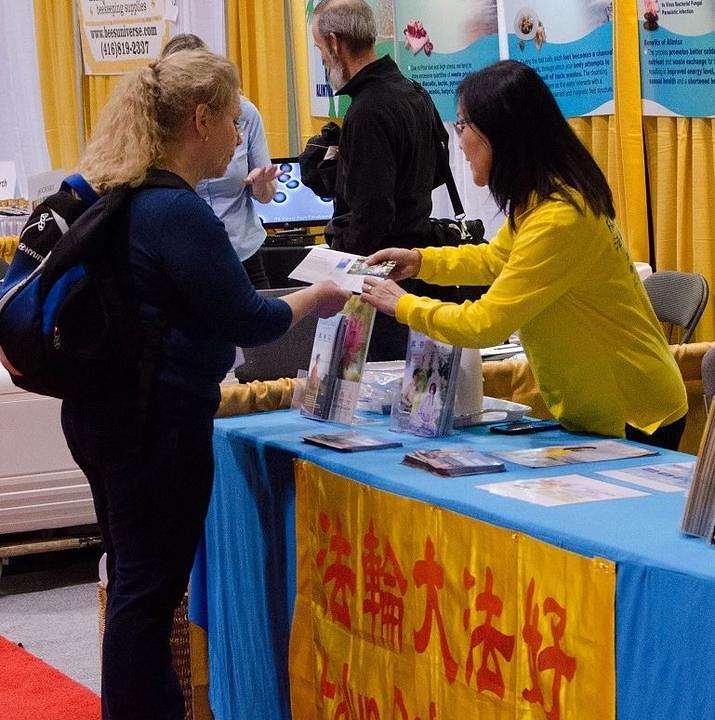 Predstavljanje Falun Gonga na sajmu cjelokupnog zdravlja u Torontu