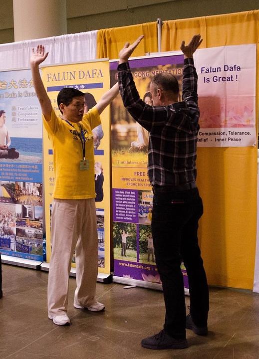 Rob uči prvu vježbu Falun Gonga od praktikanta.