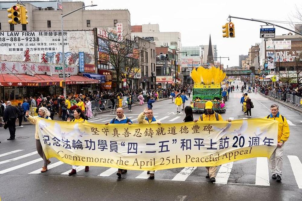 Falun Gong praktikanti učestvuju u maršu u Flushingu, Queens, u subotu, 20. aprila 2019. godine.