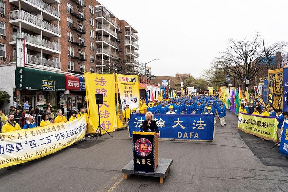 Lider okružne skupštine Martha Flores Vazquez je govorila u prilog Falun Gonga na mitingu koji je uslijedio nakon marša.
