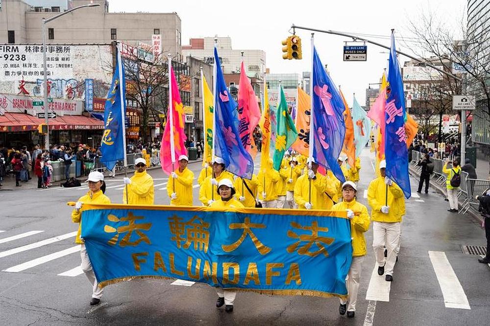 Tian Guo Marching Band predvodi marš u Flushingu, New York, 20. aprila 2019. godine.