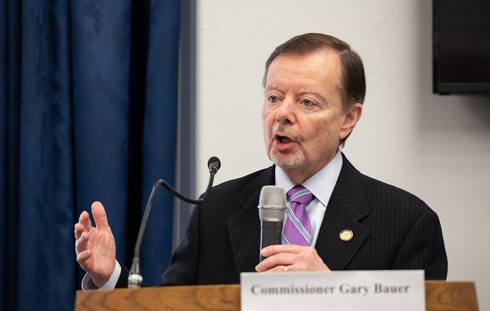 Gary Bauer iz Komisije za međunarodne vjerske slobode Sjedinjenih Američkih Država je izrazio zabrinutost zbog pogoršanja kršenja ljudskih prava u Kini. 