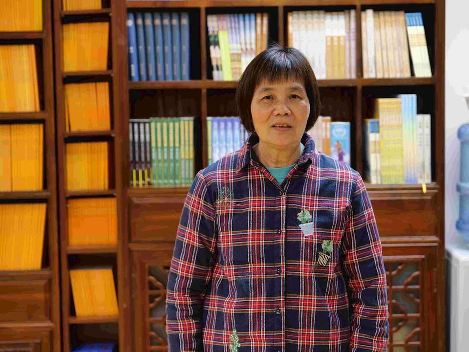 Gđa Feng često distribuira informativne materijale stanovnicima i volontira u knjižari koja prodaje Falun Dafa knjige. 