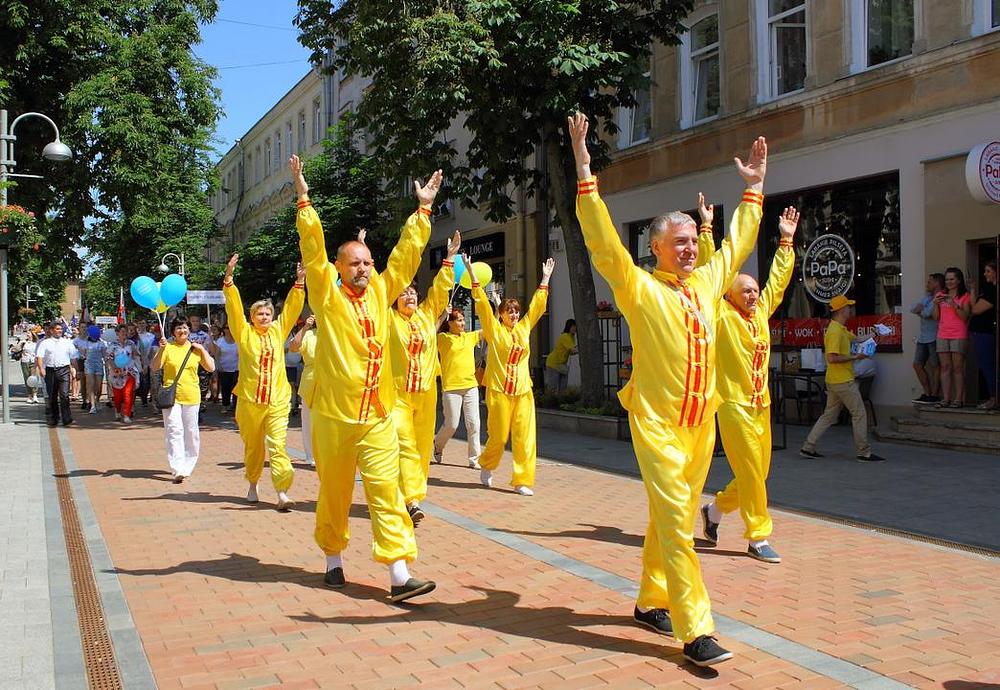Praktikanti demonstriraju izvođenje Falun Gong vježbi.