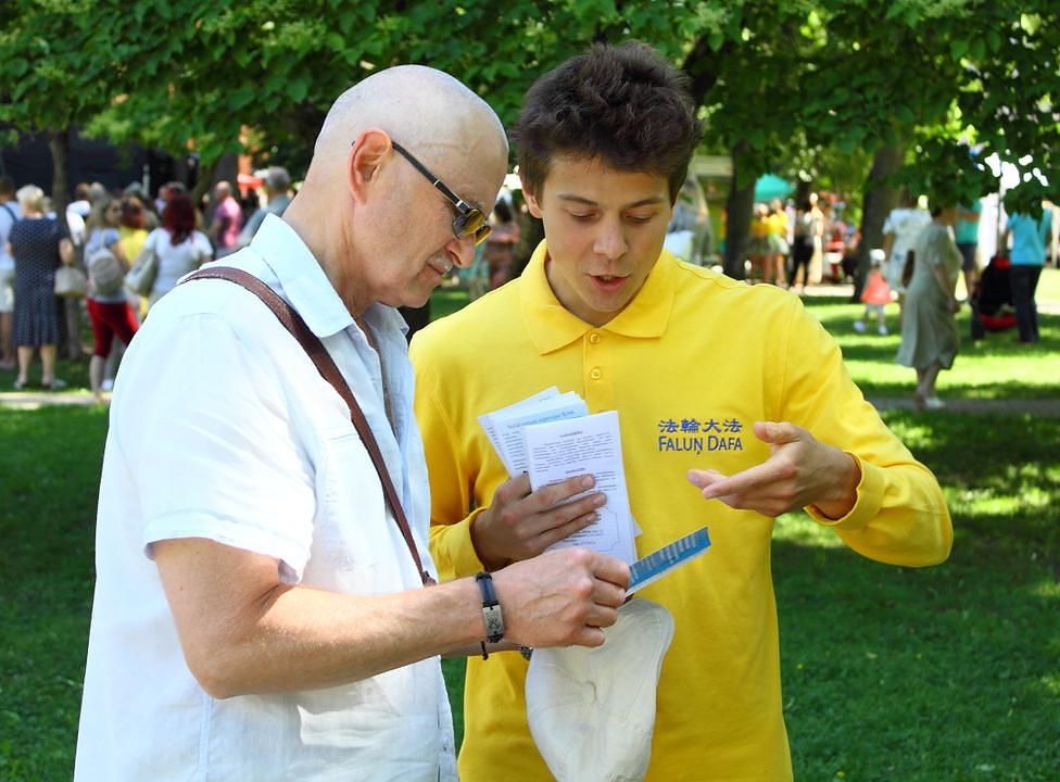 Posjetioci uče vježbe i traže dodatne informacije o Falun Gongu.