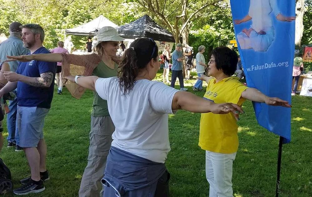 Praktikanti, u subotu, 8. juna 2019. godine, predstavljaju i podučavaju Falun Gong vježbe na Slow Living Expo u Vermontu.