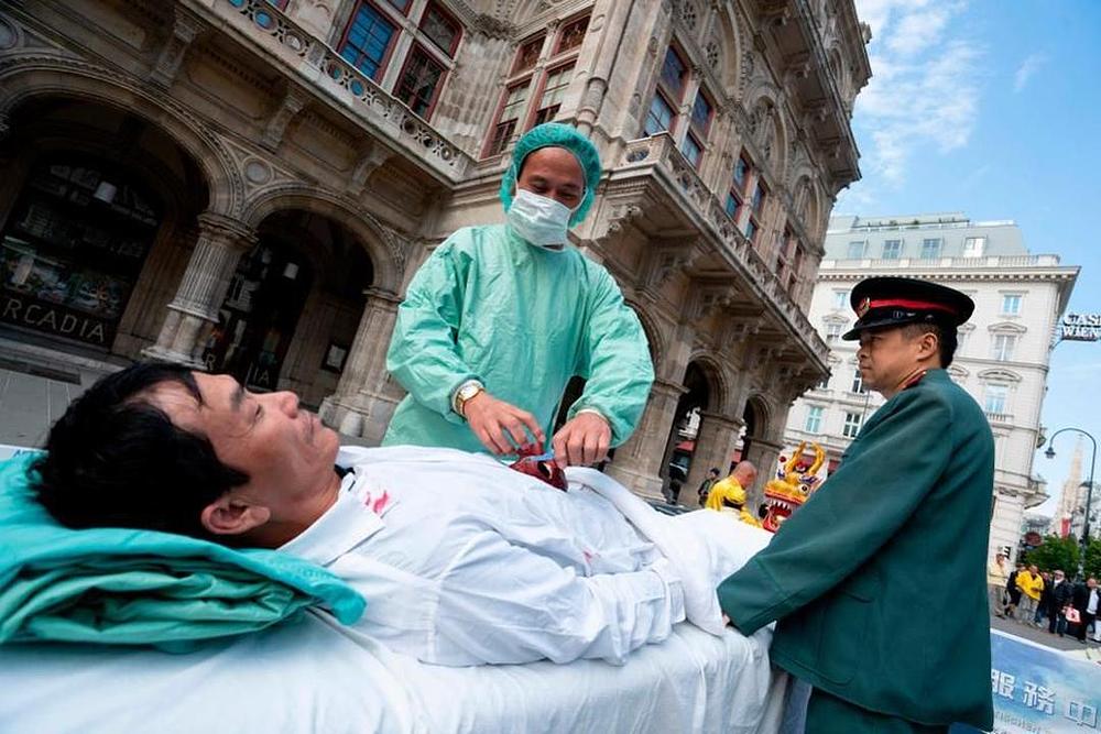 Uprizorenje odstranjivanja organa izvedeno 2018. godine u Beču, da bi se prikazala nasilna žetva organa od Falun Gong praktikanata u Kini. 