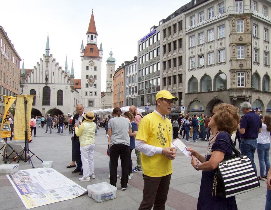 Informiranje turista o progonu Falun Gonga u Kini 