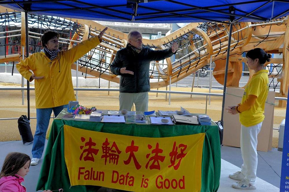  Posjetitelji uče Falun Gong vježbe 
