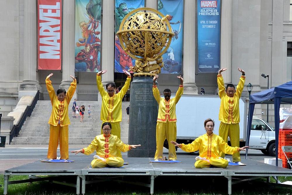 Falun Dafa praktikanti demonstriraju pet vježbi koje poboljšavaju zdravlje na Benjamin Franklin Parkway 