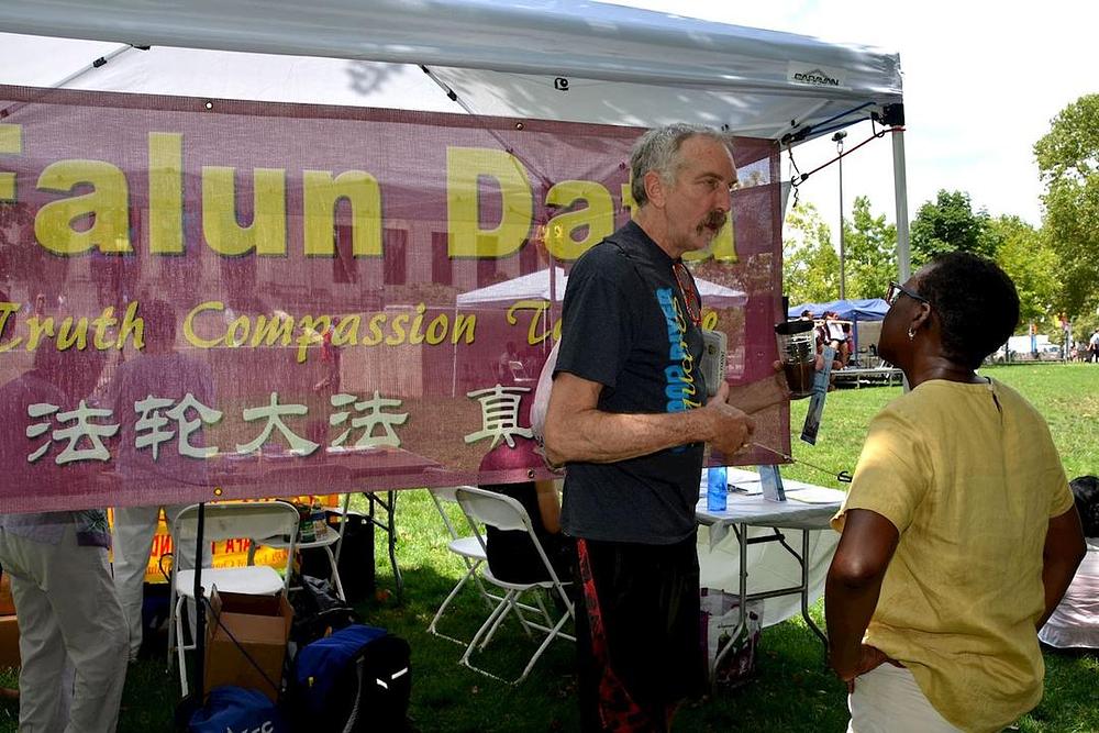Herbert Siemens (lijevo) razgovara o progonu Falun Dafa.
 