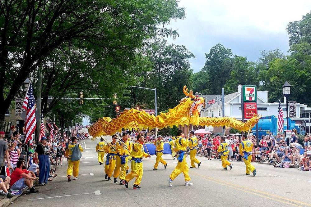 Falun Dafa zmaj koji pleše na paradi Dana nezavisnosti u Glensideu 