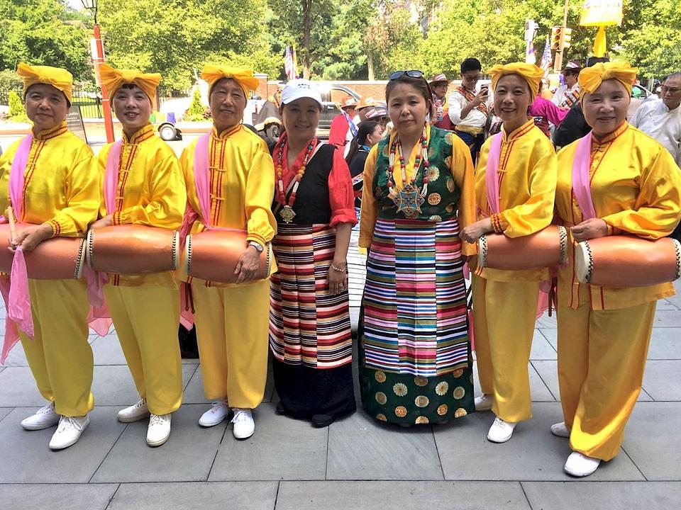  Dvije Tibetanke u tradicionalnoj odjeći zatražile su da se fotografišu sa članovima orkestra i izrazile su želju da nauče praksu 