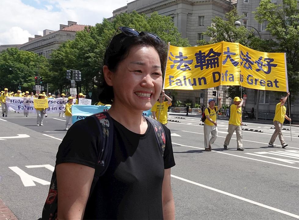 Gđa Hong iz Koreje dugo je pratila paradu i snimala je. Gledala je video snime s uputama za vježbanje Falun Gonga i najavila je da planira posjetiti lokalno mjesto za vježbanje. 