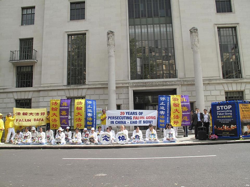 Praktikanti, 20. jula 2019. godine, drže mirni skup ispred kineske ambasade u Londonu.