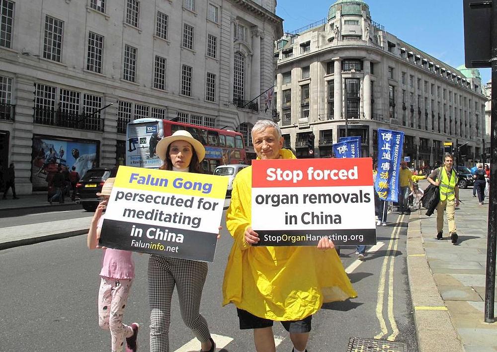 Zek prakticira Falun Gong od 1998. godine.