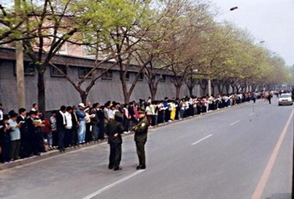 Miroljubiv apel Falun Gong praktikanata u Pekingu 25. travnja 1999. Nije bilo transparenata ili parola i policajci su bili bezbrižni.
