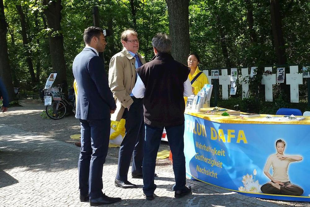 Član Bundestaga (drugi s lijeve strane) saznaje za progon Falun Gonga u Kini.