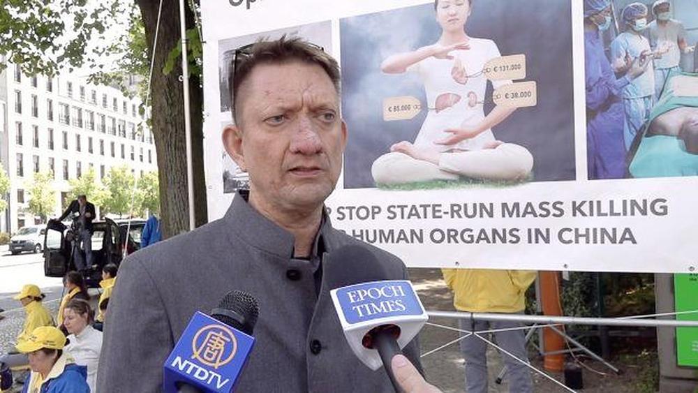 Član Gradskog vijeća Ronald Gläser rekao je da njemački zakonodavci moraju obratiti pažnju na progon Falun Gonga.