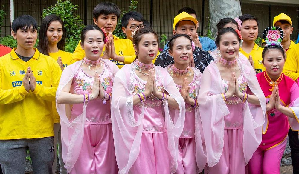 Vijetnamski praktikanti u Japanu žele Učitelju sretan rođendan. (Letty Vin Hoa, treća s lijeve strane u prvom redu)