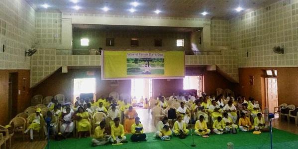 Grupno učenje Fa na Svjetski Falun Dafa dan u Nagpuru, Indija.