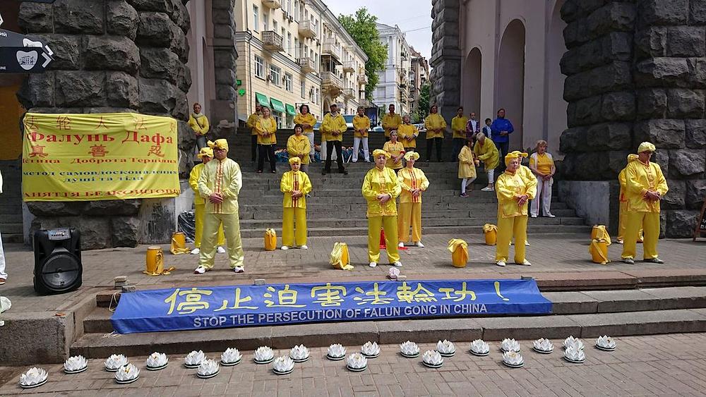 Pokazivanje Falun Gong vježbi u Kijevu