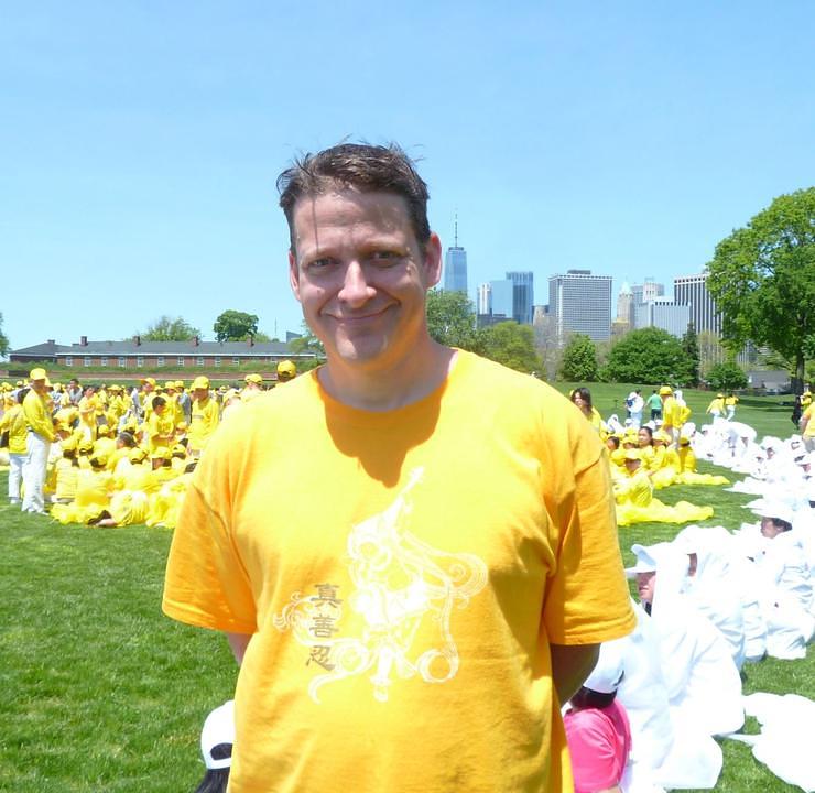 Tom iz Arkansasa je rekao da je, nakon što je prije 18 godina počeo prakticirati Falun Dafa, postao zdrav i strpljiv.
 