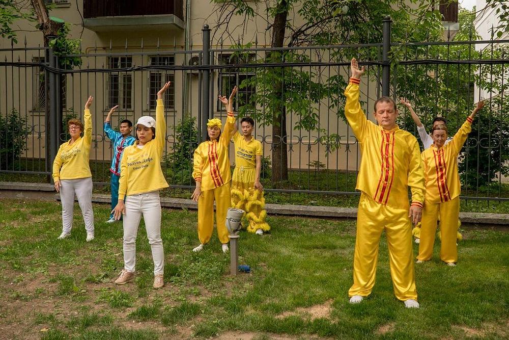 Falun Dafa praktikanti demonstriraju vježbe u Baumanovom vrtu u Moskvi, 25. maja 2019.  