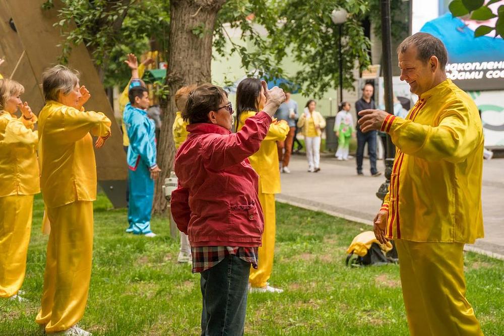 Praktikantica podučava Falun Dafa vježbe 
