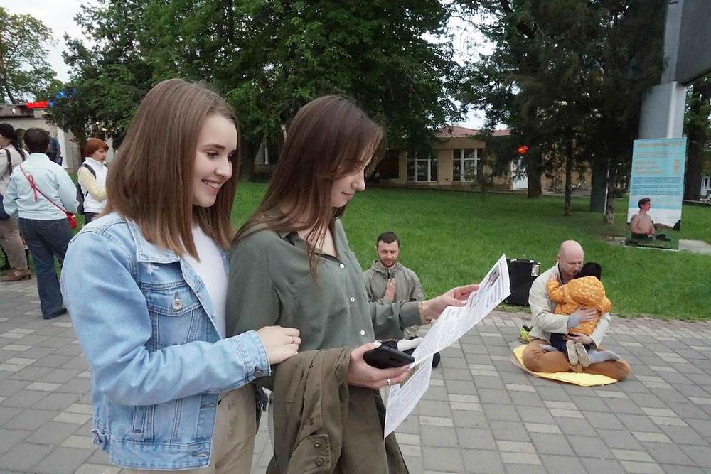 Praktikanti predstavljaju Falun Dafa u Pjatigorsk na Kavkazu 