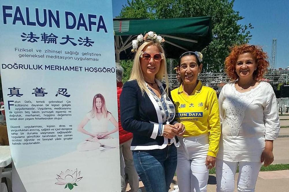 Organizatorica događaja, Hatice Bozkurt (lijevo), je rekla praktikantima da festival ne bi imao toliku raznolikost niti bi bio toliko bogat, da nije bilo učešća Falun Gonga. Ona je pozvala praktikante da prisustvuju i još jednoj manifestaciju u lokalnoj zajednici.