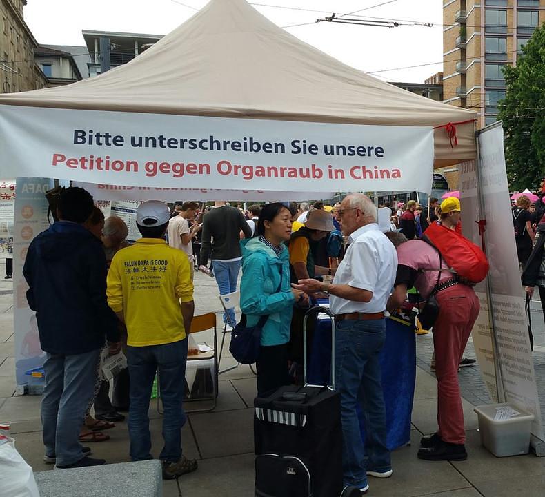 Prolaznici su saznali činjenice o Falun Gongu i potpisali peticiju protiv progona Falun Gonga, tijekom informativnog dana u središtu Freiburga 25. svibnja 2019. godine.