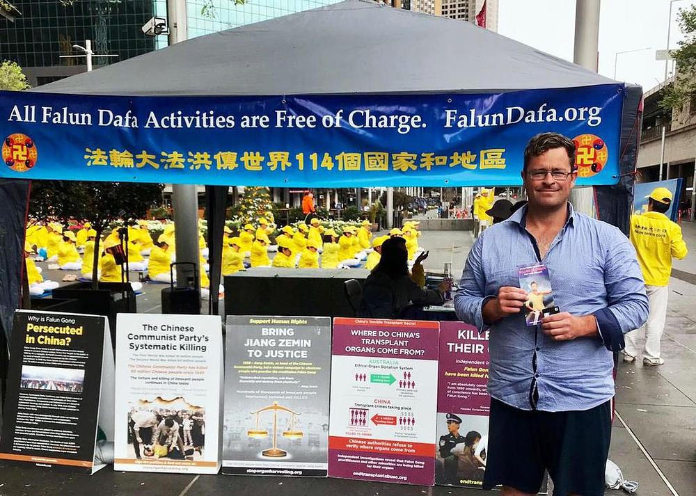 James sa Novog Zelanda je rekao kako se nada da će Falun Gong praktikanti nastaviti sa naporima u svojim protestima protiv progona. Posebno je bio užasnut kada je saznao za žetvu živih organa koju je organizovala KPK.