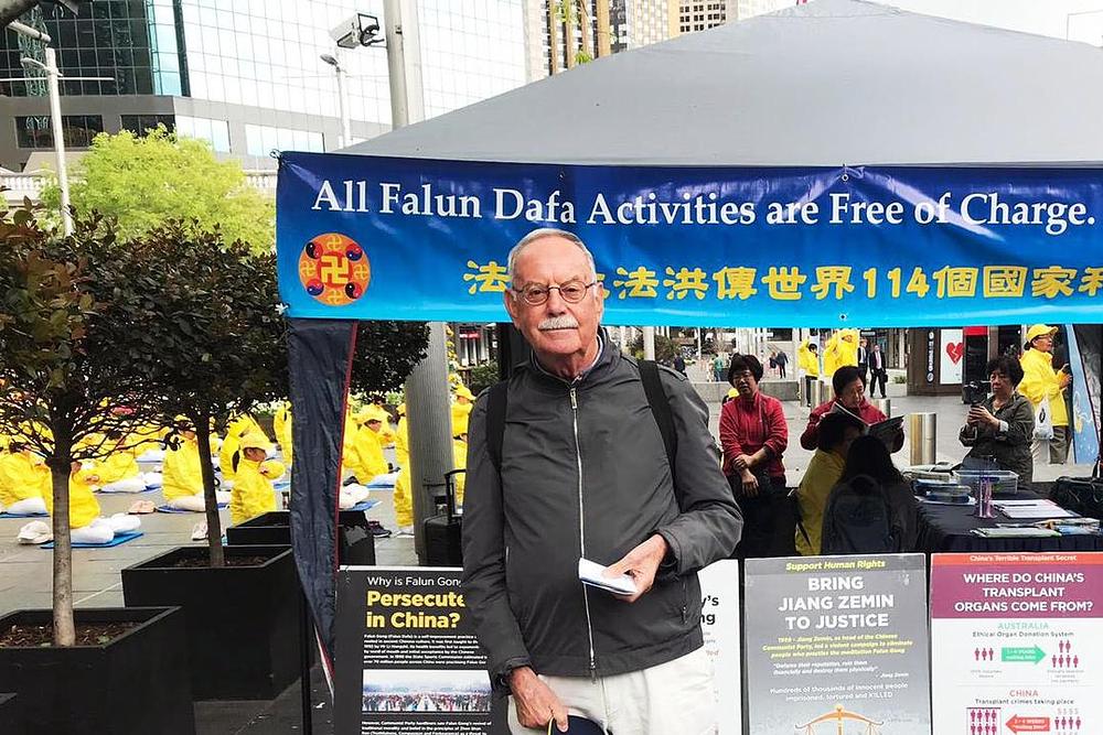 Jean Bo Racine kaže da se protivi žetvi živih organa organizovanoj od strane KPK. On je osudio progon i hvalio Falun Gong.