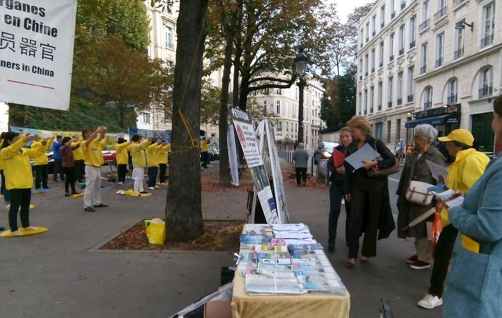 Falun Gong praktikanti demonstriraju izvođenje vježbi i drže skup ispred Nacionalne skupštine Francuske.