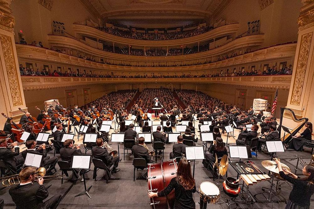 Simfonijski orkestar Shen Yun je 12. oktobra 2019. godine izveo dva koncerta u Stern auditorijumu Carnegie Halle-a u New Yorku.
