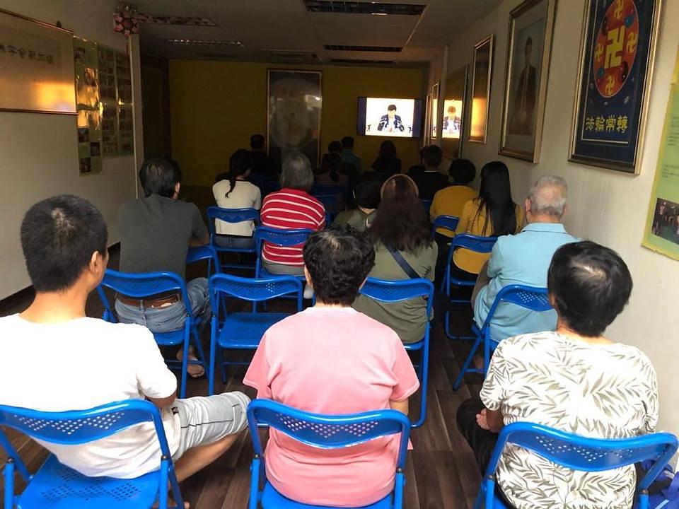 Polaznici devetodnevne Falun Dafa radionice gledaju video predavanja gospodina Li Hongzhija učeći vodeća učenja te prakse.