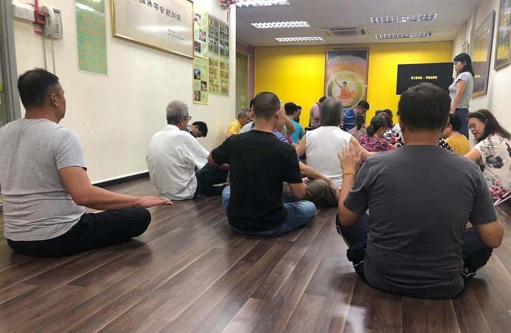 Polaznici Devetodnevne Falun Dafa radionice uče kako se izvode vježbe.