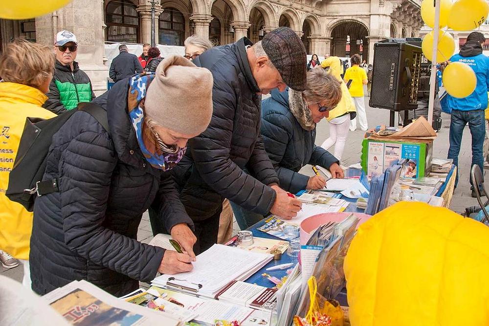 Stanovnici Beča potpisuju peticiju za podršku Falun Gongu.