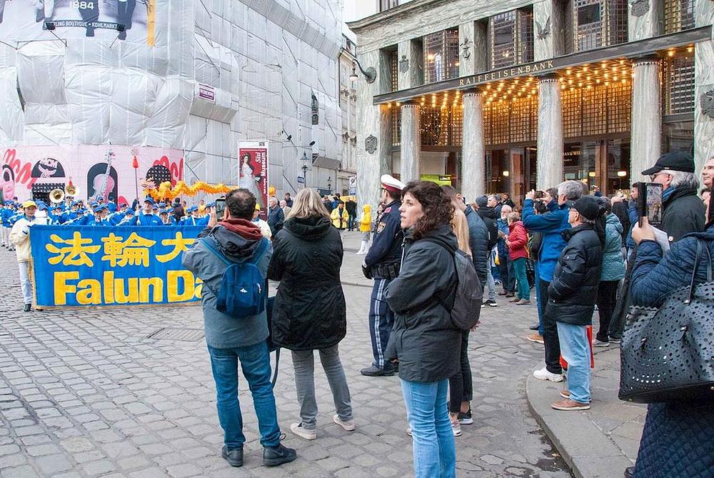 Tian Guo Marching Band i Falun Gong praktikanti paradiraju kroz mnoge turističke znamenitosti u Beču.