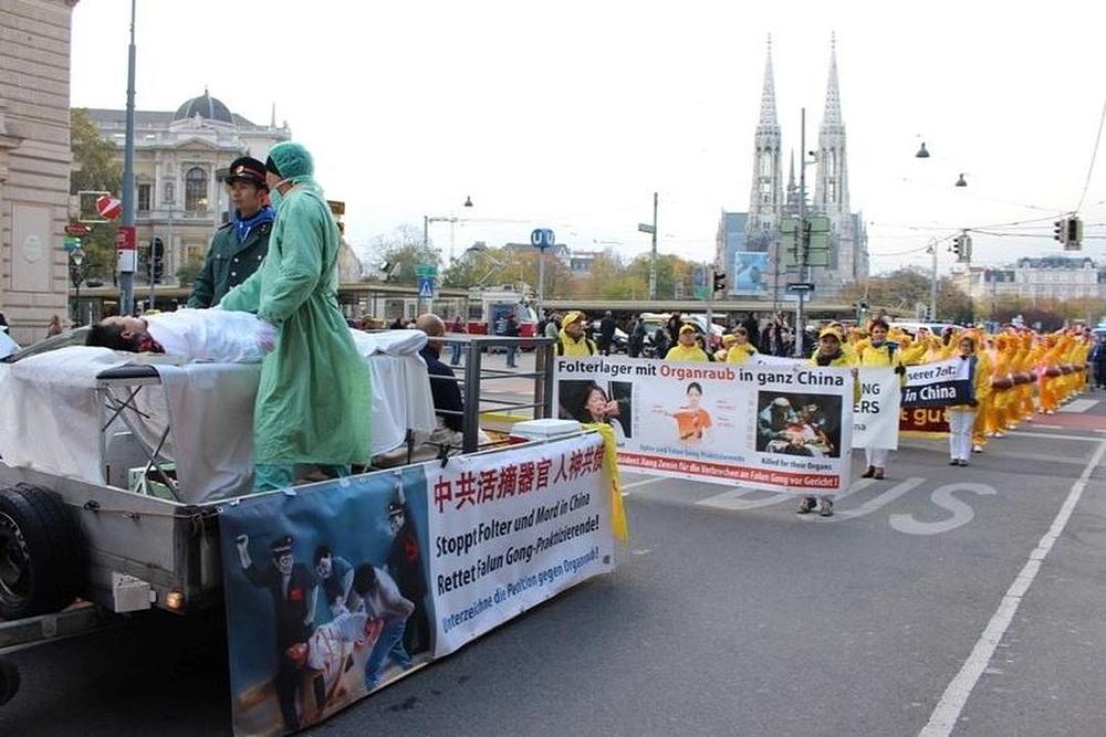 Uprizorenje: Kineska policija i liječnici uzimaju vitalne organe od živog Falun Gong praktikanta.