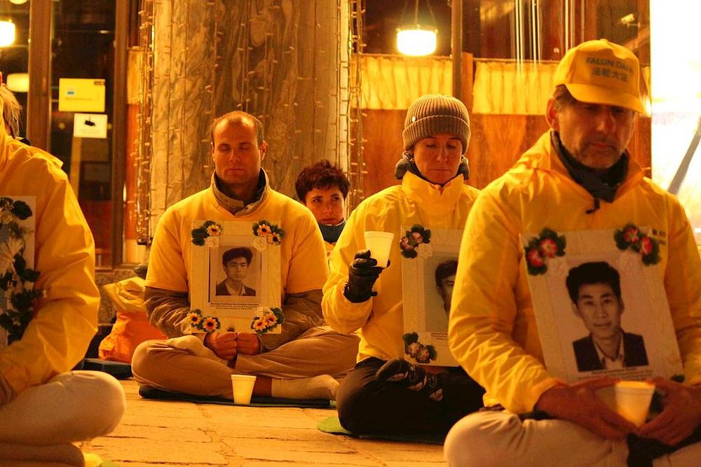 Na trgu Michaelplatz je održano bdijenje uz svijeće u spomen na Falun Gong praktikante koji su umrli u progonu.