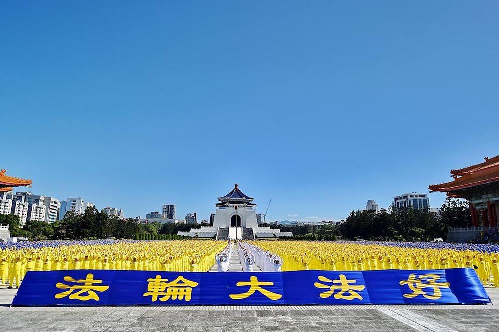 Oko 6.000 praktikanata zajedno izvode Falun Dafa vježbe.