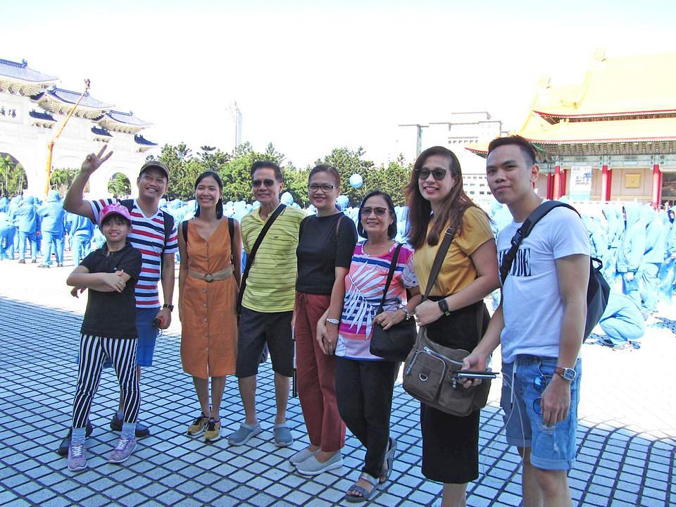 Gosp. Joseph Tongoy (drugi s lijeva), s Filipina, je sa svojom porodicom bio u posjeti Tajvanu. On smatra da svi trebaju slijediti načela koja promoviše Falun Dafa.