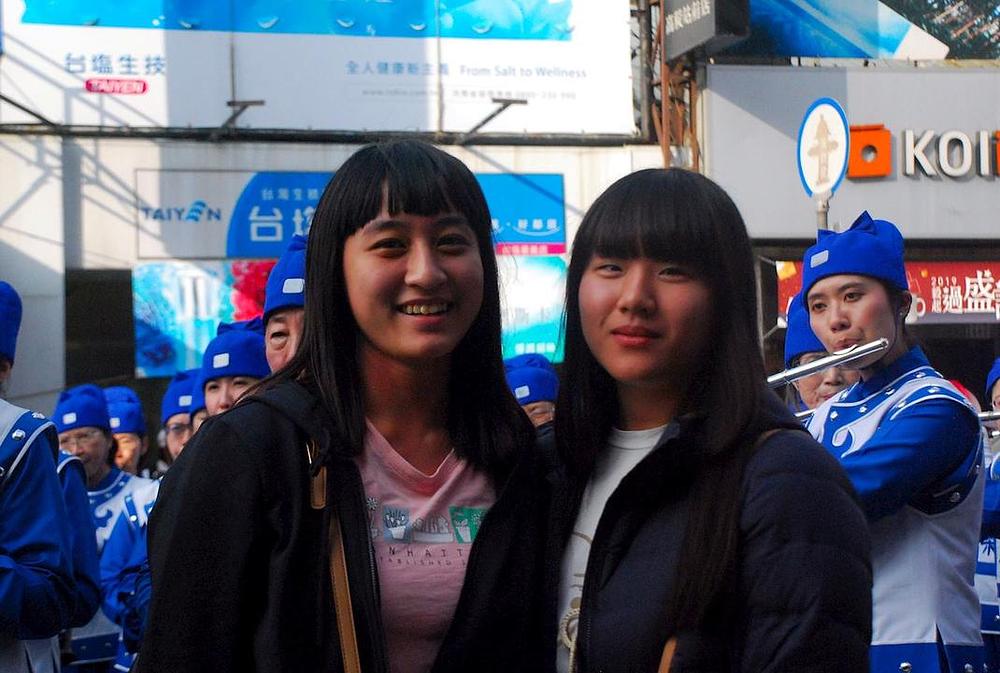 Dvije korisnice internata u sklopu Li Ren srednje škole su izjavile da im se sviđa nastup Tian Guo Marching Banda.
 
